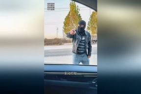 带搞笑打劫视频,劫匪笑场，网友笑翻！